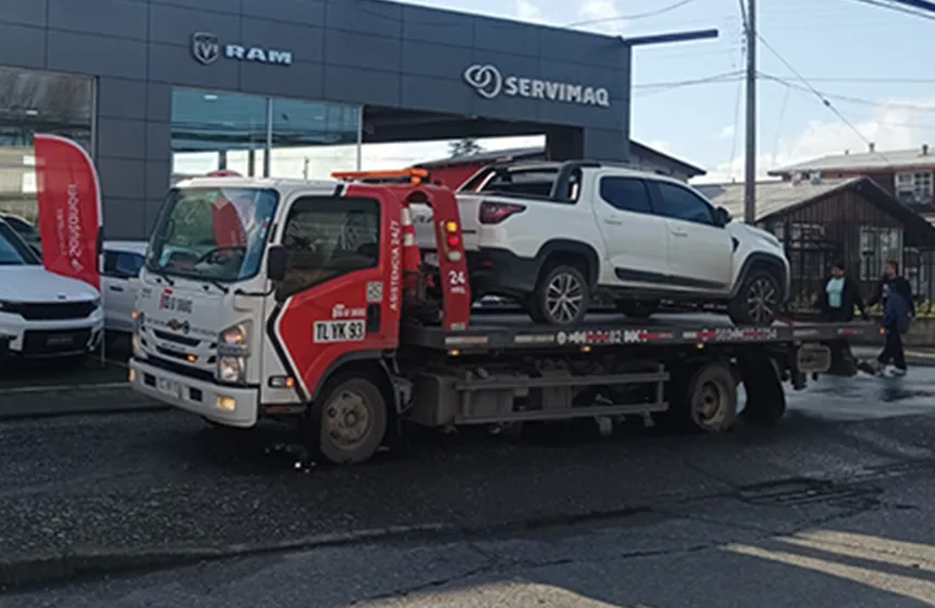 Grua trasladando vehiculo 3